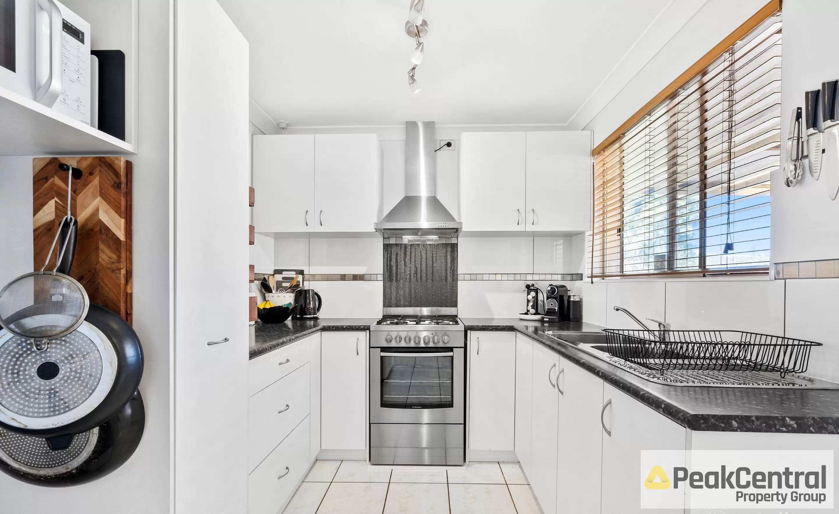 4 Tall Karri Close, Camillo Leased by Peak Central Property Group - image 3